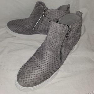 New gray heel shoes